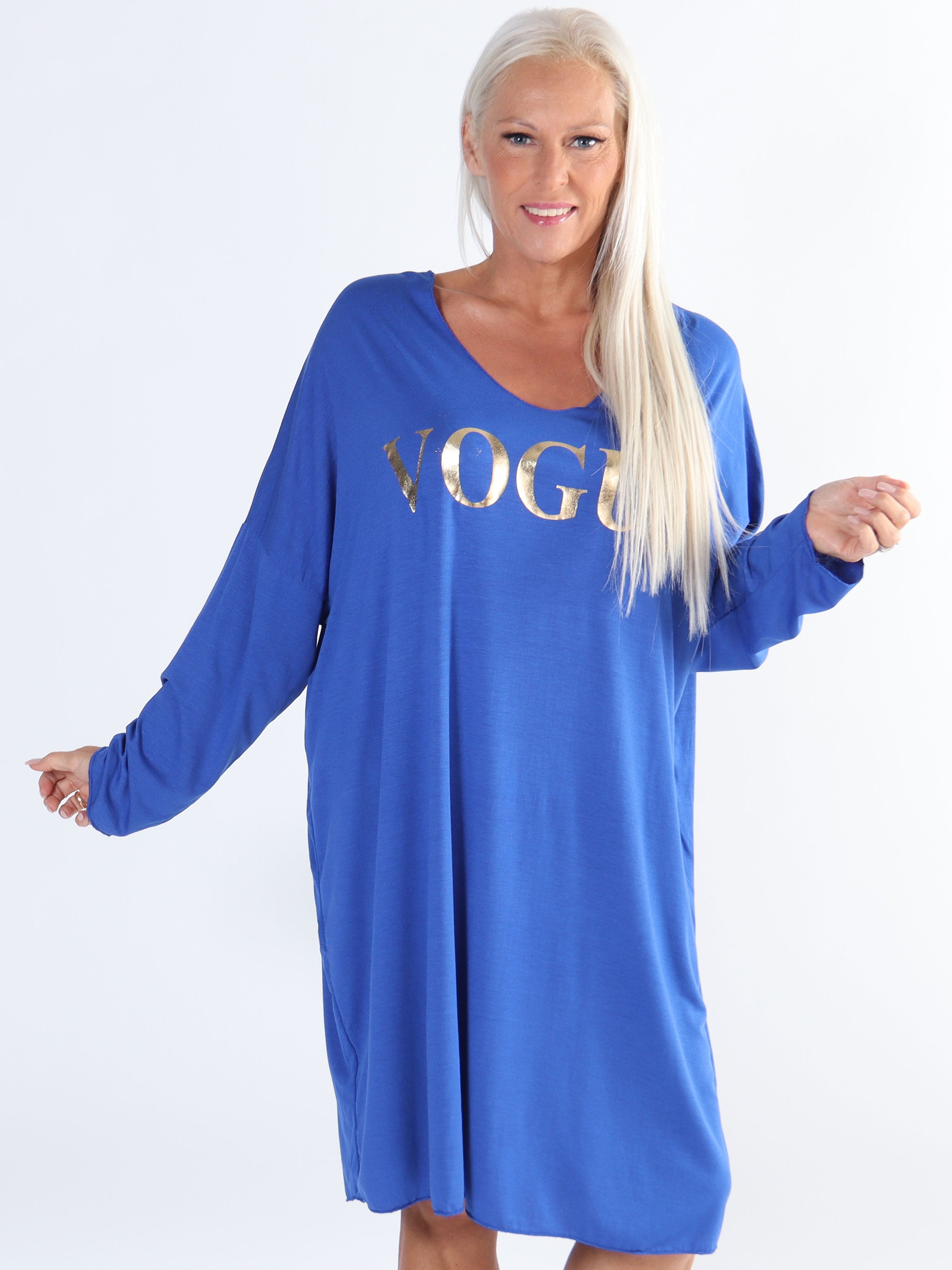 Vogue Long Sleeve - Langærmet plus size kjole i viskose med guld skrift